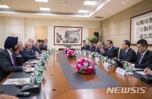 【서울=뉴시스】 24일(현지시간) 미국 뉴욕에서 왕이(王毅) 중국 외교담당 국무위원 겸 외교부장이 이끈 중국 대표단은 미중 비즈니스위원회와 미중관계전국위원회 대표들과 회담을 갖고 있다. 왕 위원은 이 자리에서 "미국 트럼프 행정부의 소극적인 대중(對中) 정책으로 양국이 40년 동안 이뤄낸 성과들이 한순간에 물거품이 될수 있다"고 경고했다. (사진출처: 중 외교부 사이트) 2018.09.25 