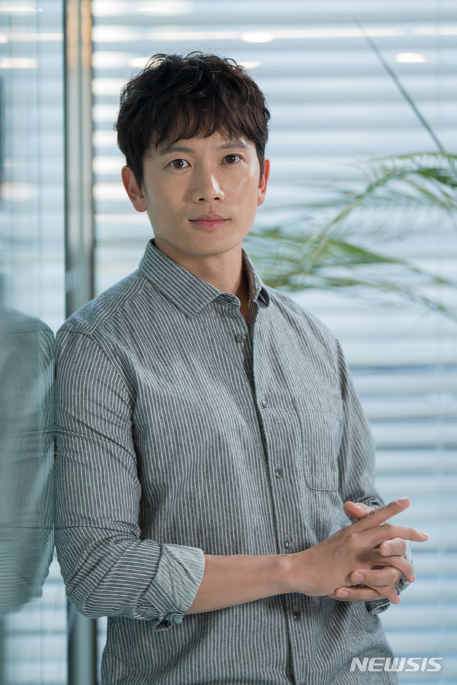 '명당' 지성 "대사 한 마디도 백 번 연습해야 대중에게 진심 전할 수 있어"