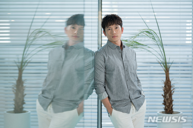 '명당' 지성 "대사 한 마디도 백 번 연습해야 대중에게 진심 전할 수 있어"