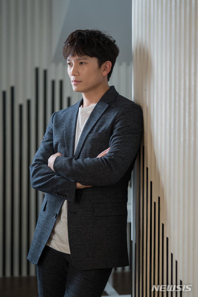 '명당' 지성 "대사 한 마디도 백 번 연습해야 대중에게 진심 전할 수 있어"