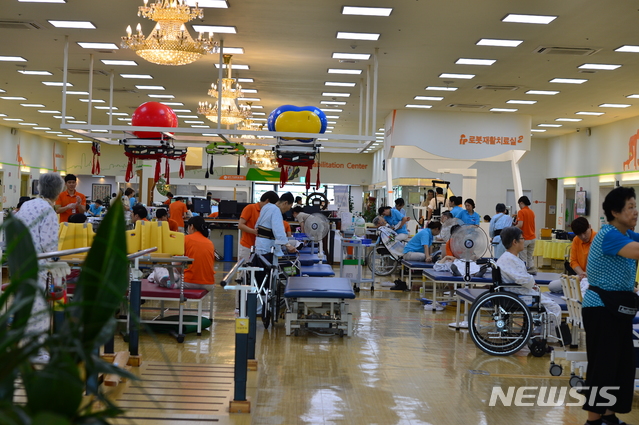 【창원=뉴시스】김기진 기자 = 경남 창원에 소재한 희연병원은 5289㎡(약 1600평)의 재활센터(사진)를 갖추고 있으며 재활의학과, 내과, 신경과, 신경외과, 가정의학과 전문의 포함 의료진 14명을 비롯해 420여 명의 임직원이 365일 휴일 없이 의료서비스를 제공하고 있다. 2018.10.03. sky@newsis.com