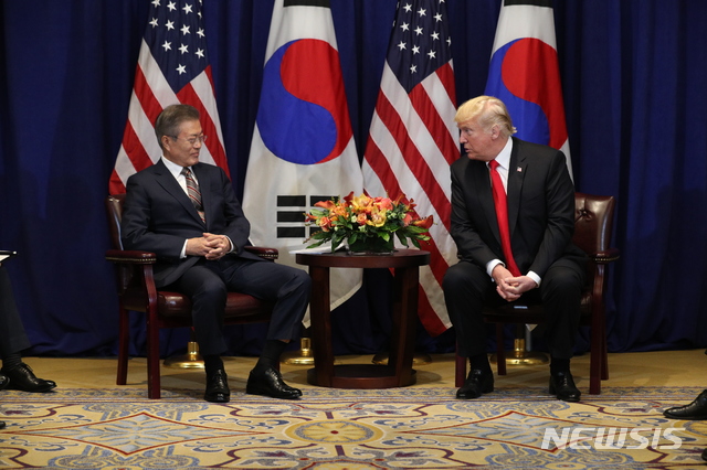 【뉴욕(미국)=뉴시스】박진희 기자 = 문재인 대통령과 도널드 트럼프 미국 대통령이 24일 오후(현지시각) 미국 롯데뉴욕팰리스호텔 허버드룸에서 한미정상회담에 앞서 이야기를 하고 있다. 2018.09.25. pak7130@newsis.com