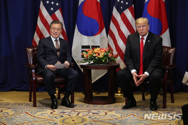 【뉴욕(미국)=뉴시스】박진희 기자 = 문재인 대통령과 도널드 트럼프 미국 대통령이 24일 오후(현지시각) 미국 롯데뉴욕팰리스호텔 허버드룸에서 한미정상회담에 앞서 이야기를 하고 있다. 2018.09.25. pak7130@newsis.com