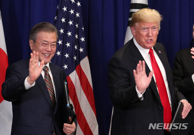 【뉴욕=뉴시스】박진희 기자 = 문재인 대통령과 도널드 트럼프 미국 대통령이 24일 오후(현지시간) 미국 롯데 뉴욕 팰리스 호텔 펑션룸에서 한-미 자유무역협정에 관한 공동성명 발표하고 있다. 2018.09.24.pak7130@newsis.com