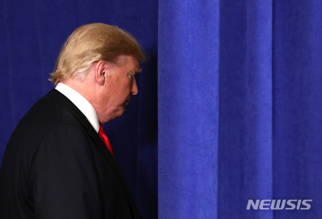 【뉴욕=뉴시스】 미국이 사우디아라비아 언론인 자말 카슈끄지 실종과 관련된 증거를 제시할 것을 터키 정부에 요구했다고 도널드 트럼프 대통령이 17일(현지시간) 밝혔다. 사진은 사진은 9월 24일 (현지시간) 미국 롯데 뉴욕 팰리스 호텔 펑션룸에서 한미 FTA 개정협정문 서명식을 마치고 행사장을 떠나는 트럼프 대통령 2018.10.18.