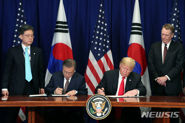 【뉴욕=뉴시스】박진희 기자 = 문재인 대통령과 도널드 트럼프 미국 대통령이 24일 오후(현지시간) 미국 롯데 뉴욕 팰리스 호텔 펑션룸에서 김현종 통상교섭본부장과 로버트 라이트하이저 미국 무역대표와 함께 한미 FTA 개정협정문 서명식을 하고 있다. 2018.09.24.pak7130@newsis.com