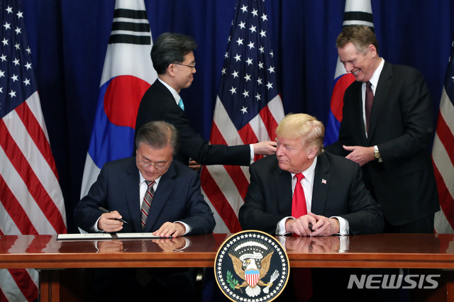 【뉴욕=뉴시스】박진희 기자 = 문재인 대통령과 도널드 트럼프 미국 대통령이 24일 오후(현지시간) 미국 롯데 뉴욕 팰리스 호텔 펑션룸에서 김현종 통상교섭본부장과 로버트 라이트하이저 미국 무역대표와 함께 한미 FTA 개정협정문 서명식을 하고 있다. 2018.09.24. pak7130@newsis.com