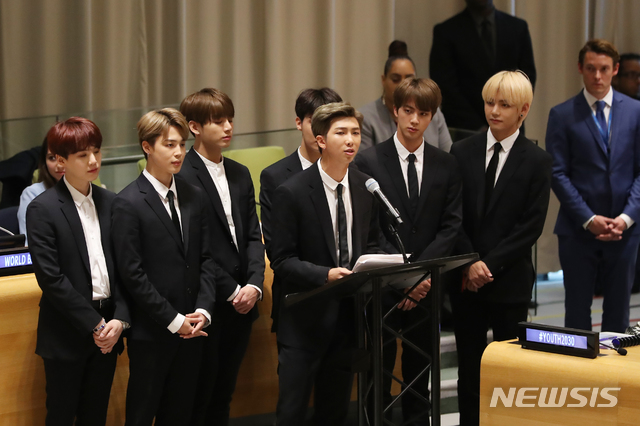 【뉴욕=뉴시스】박진희 기자 = 케이팝 그룹 방탄소년단(BTS)이 24일 오후(현지시간) 뉴욕 유엔본부 신탁통치이사회 회의장에서 열린 유니세프의 새로운 청소년 어젠다인 ‘제너레이션 언리미티드(Generation Unlimited)’ 파트너십 출범 행사에 참석하여 발언을 하고 있다. 2018.09.24. pak7130@newsis.com 