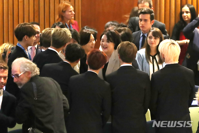 【뉴욕=뉴시스】박진희 기자 = 제73차 유엔총회 참석차 뉴욕을 방문 중인 문재인 대통령 부인 김정숙 여사가 24일 오후(현지시간) 뉴욕 유엔본부 신탁통치이사회 회의장에서 열린 유니세프의 새로운 청소년 어젠다인 ‘제너레이션 언리미티드(Generation Unlimited)’ 파트너십 출범 행사에서 초청 연사로 온 케이팝 그룹 방탄소년단(BTS)을 만나 반갑게 인사하고 있다. 2018.09.24. pak7130@newsis.com 