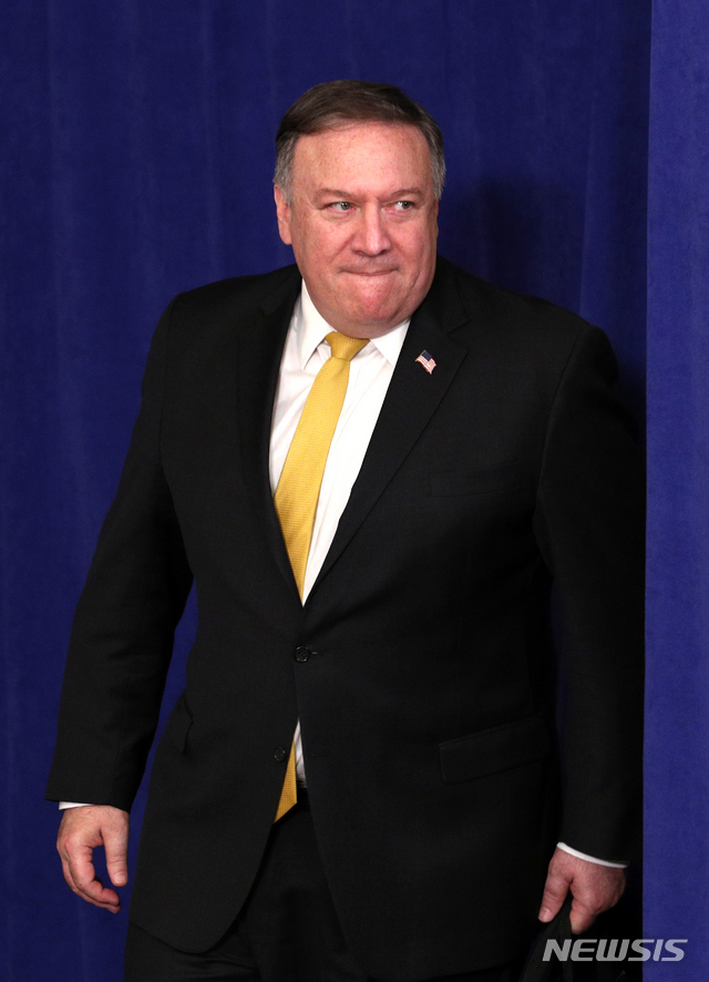 【뉴욕=뉴시스】박진희 기자 = 마이크 폼페이오 국무장관이 지난달 24일 오후(현지시간) 미국 롯데 뉴욕 팰리스 호텔 허버드룸에서 문재인 대통령과 트럼프 대통령의 한미정상회담에 참석하고 있다. 2018.10.01 pak7130@newsis.com