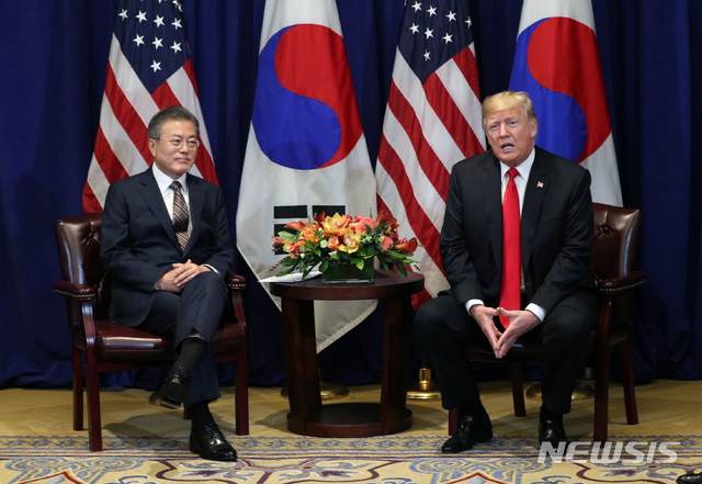 【뉴욕=뉴시스】박진희 기자 = 문재인 대통령과 도널드 트럼프 미국 대통령이 24일 오후(현지시간) 미국 롯데 뉴욕 팰리스 호텔 허버드룸에서 한미정상회담을 하고 있다. 2018.09.24. pak7130@newsis.com
