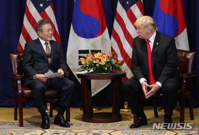 【뉴욕=뉴시스】박진희 기자 = 문재인 대통령과 도널드 트럼프 미극 대통령이 24일 오후(현지시간) 미국 롯데 뉴욕 팰리스 호텔 허버드룸에서 한미정상회담을 하고 있다. 2018.09.24.pak7130@newsis.com