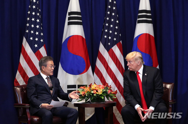 【뉴욕=뉴시스】박진희 기자 = 문재인 대통령과 도널드 트럼프 미국 대통령이 24일 오후(현지시간) 미국 롯데 뉴욕 팰리스 호텔 허버드룸에서 한미정상회담을 하고 있다. 2018.09.24.pak7130@newsis.com