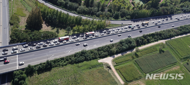 【전주=뉴시스】김얼 기자= 추석 연휴가 이어지고 있는 25일 항공에서 바라본 전북 전주시 전주IC 인근 호남고속도로 상행선이 차량들로 가득차 있다. (항공촬영 협조 전북경찰청 항공대 항공대장 기장 권혜천 경감, 부기장 김인수 경위) 2018.09.25 (사진=전북사진기자협회 제공)pmkeul@newsis.com