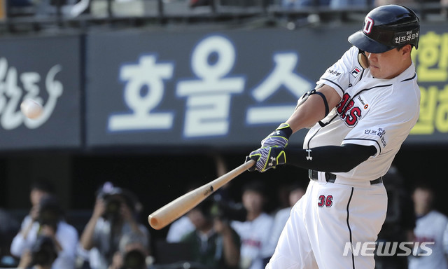 【서울=뉴시스】최진석 기자 = 25일 오후 서울 송파구 잠실야구장에서 열린 2018 KBO리그 넥센 히어로즈와 두산 베어스의 경기. 7회말 2사 만루 오재일이 만루 홈런을 날리고 있다. 2018.09.25. myjs@newsis.com