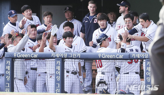 【서울=뉴시스】최진석 기자 = 25일 오후 서울 송파구 잠실야구장에서 열린 2018 KBO리그 넥센 히어로즈와 두산 베어스의 경기. 7회말 2사 만루 오재일이 만루 홈런을 날리며 득점 뒤 더그아웃에서 동료들의 축하를 받고 있다. 2018.09.25. myjs@newsis.com