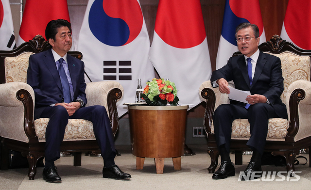 【뉴욕=뉴시스】박진희 기자 = 제73차 유엔총회 참석을 위해 뉴욕을 방문 중인 문재인 대통령이 25일(현지시간) 오전 파커 뉴욕 호텔에서 아베 신조 일본 총리와 한일정상회담을 하고 있다. 2018.09.25. pak7130@newsis.com