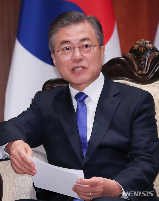 【뉴욕=뉴시스】박진희 기자 = 제73차 유엔총회 참석을 위해 뉴욕을 방문 중인 문재인 대통령이 25일(현지시간) 오전 파커 뉴욕 호텔에서 아베 신조 일본 총리와 한일정상회담을 하고 있다. 2018.09.25.&nbsp; pak7130@newsis.com 