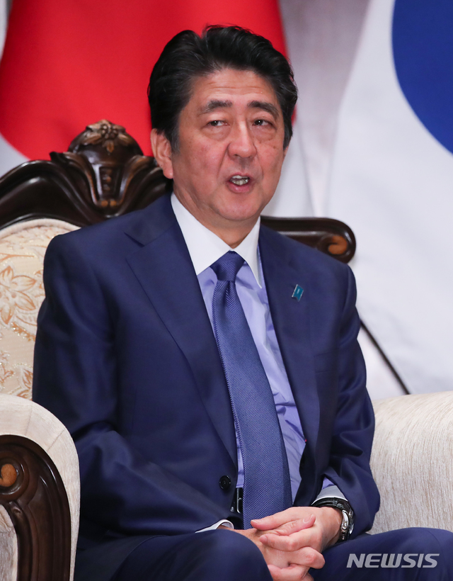 【뉴욕=뉴시스】박진희 기자 = 제73차 유엔총회 참석을 위해 뉴욕을 방문 중인 문재인 대통령이 25일(현지시간) 오전 파커 뉴욕 호텔에서 아베 신조 일본 총리와 한일정상회담을 하고 있다. 2018.09.25.pak7130@newsis.com