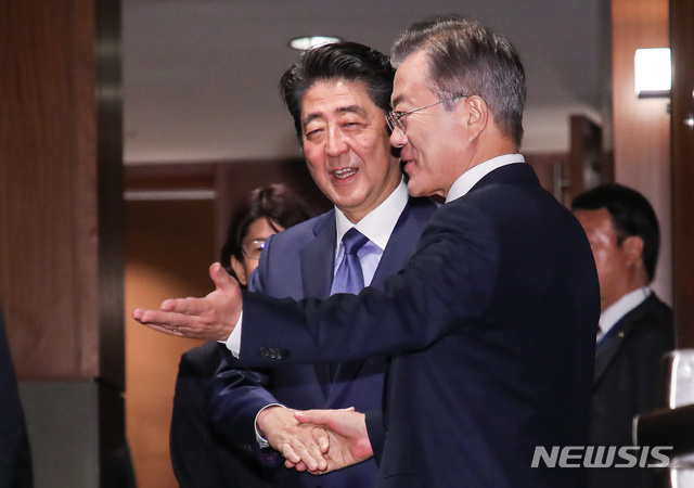 【뉴욕=뉴시스】박진희 기자 = 제73차 유엔총회 참석을 위해 뉴욕을 방문 중인 문재인 대통령이 25일(현지시간) 오전 파커 뉴욕 호텔에서 아베 신조 일본 총리와 한일정상회담을 하고 있다. 2018.09.25. pak7130@newsis.com