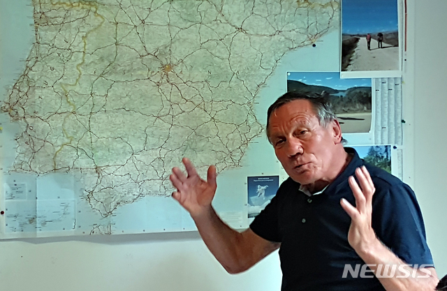 【프랑스 파리=뉴시스】인진연 기자 = 장거리 걷기 여행을 통해 비행 청소년 교화를 시행하는 프랑스 파리의 쇠이유 협회 관계자가 쇠이유 프로젝트에 대해 설명하고 있다. 2018.09.28 inphoto@newsis.com