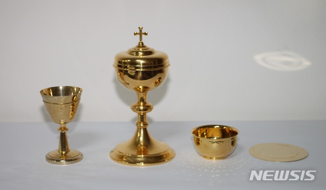 【청주=뉴시스】강신욱 기자 = 천주교 청주교구는 다음 달 1일 개막하는 2018 청주직지코리아 국제페스티벌 기간 청주예술의전당 2전시실에서 열리는 직지로드 전시에 근·현대 성물 22점을 처음으로 공개한다. 사진은 옥천본당 선교사들이 사용했던 미사 제구 성작, 성합, 성반. 2018.09.26. (사진=청주직지코리아조직위원회 제공) photo@newsis.com