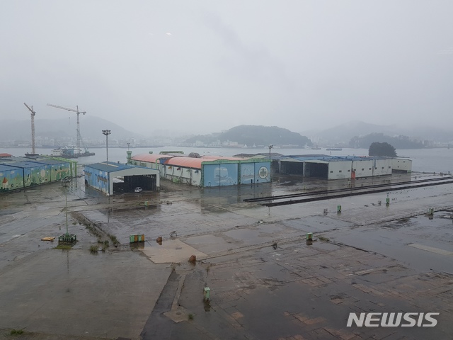 【서울=뉴시스】최희정 기자= 지난 20일 오후 경남 통영 신아sb폐조선소 건물 안에서 조선소 부지를 바라본 모습. 2018.09.26. dazzling@newsis.com