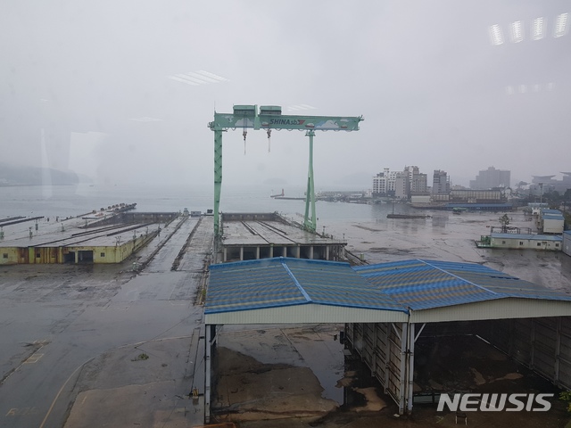 【서울=뉴시스】최희정 기자= 지난 20일 오후 경남 통영 신아sb폐조선소 건물 안에서 조선소 부지를 바라본 모습. 골리앗 크레인 한대와 배를 만들던 설비들이 쓸쓸하게 놓여 있다. 2018.09.26. dazzling@newsis.com