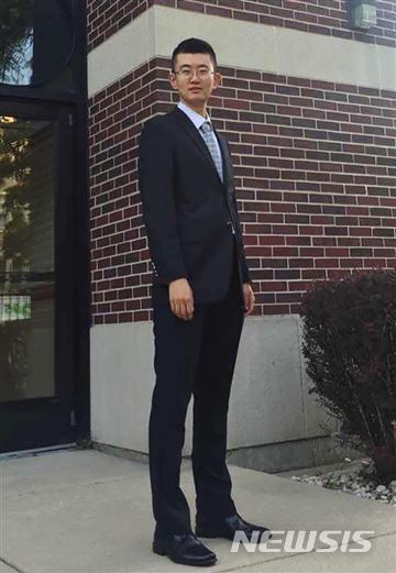 【서울=뉴시스】 미국 연방검찰은 25일(현지시간) 시카고에 거주하고 있는 중국 국적의 지차오췬(27)을 간첩 활동 혐의로 체포했다고 밝혔다. 자차오췬은 중국 고위 정보당국자의 지시를 받고 공학자 등 8명을 채용하기 위해 이들의 세부 사항을 전달하려 한 혐의를 받고 있다. 사진은 페이스북에 올라와 있는 자차오췬의 모습(출처 : NBC뉴스 홈페이지). 2018.9.26.