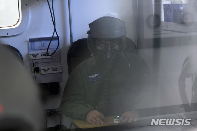 【서울=뉴시스】특수부대원과 기자 등 24명은 지난달 29일 충북 청주시에 자리잡은 공군 항공우주의료원 항공우주의학훈련센터에서 에베레스트산보다 조금 낮은 2만5000ft(7620m) 상공과 같은 조건에서 신체변화를 직접 체험했다. 사진은 고공 저압환경훈련에 참가하는 모습. 2018.09.26. (사진=대한민국 공군 제공) photo@newsis.com