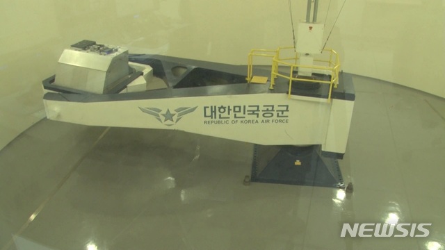 【서울=뉴시스】일명 'G-테스트', 가속도 내성 강화 훈련을 위한 장비가 회전하고 있다. 2018.09.26 (사진=대한민국 공군 제공) photo@newsis.com