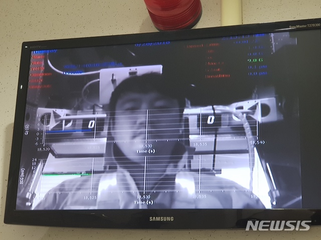 【서울=뉴시스】가속도 내성 훈련을 받고 있는 기자의 모습. 4G가 넘어서자 시야가 흐려지는 느낌이 들었다. 교관이 "눈 뜨세요!"라고 소리쳤다. "윽!"하며 교육받은 특수한 호흡법을 하자 일시적으로 시야가 제자리를 찾았다. 2018.09.26. photo@newsis.com