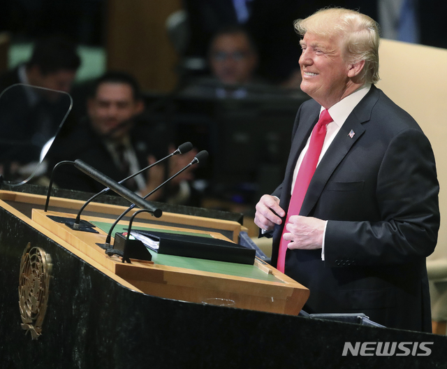 【유엔=AP/뉴시스】도널드 트럼프 미국 대통령이 25일(현지시간) 유엔 총회 일반토의 연설 중 각국 대표단에서 웃음이 터져나오자 계면쩍은 웃음을 짓고 있다.2018.09.26