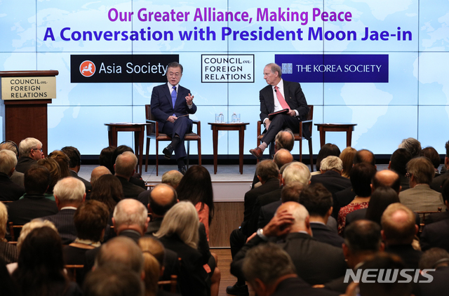 【뉴욕=뉴시스】박진희 기자 = 제73차 유엔총회 참석을 위해 뉴욕을 방문 중인 문재인 대통령이 25일 오후(현지시간) 미국 뉴욕 외교협회(CFR)에서 외교협회(CFR)·코리아 소사이어티(KS)·아시아 소사이어티(AS) 공동주최로 열린 “위대한 동맹으로 평화를(Our Greater Alliance, Making Peace(부제:문재인 대통령과의 대화, A Conversation with President Moon Jae-in)” 행사에 참석해 질문에 답하고 있다. 2018.09.25. pak7130@newsis.com