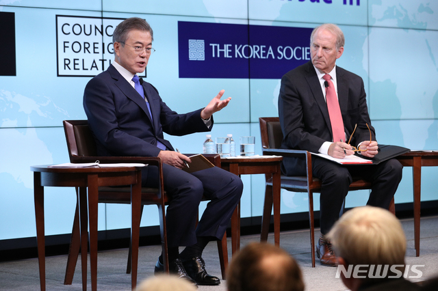 【뉴욕=뉴시스】박진희 기자 = 제73차 유엔총회 참석을 위해 뉴욕을 방문 중인 문재인 대통령이 25일 오후(현지시간) 미국 뉴욕 외교협회(CFR)에서 외교협회(CFR)·코리아 소사이어티(KS)·아시아 소사이어티(AS) 공동주최로 열린 “위대한 동맹으로 평화를(Our Greater Alliance, Making Peace(부제:문재인 대통령과의 대화, A Conversation with President Moon Jae-in)” 행사에 참석해 질문에 답하고 있다. 2018.09.25.pak7130@newsis.com