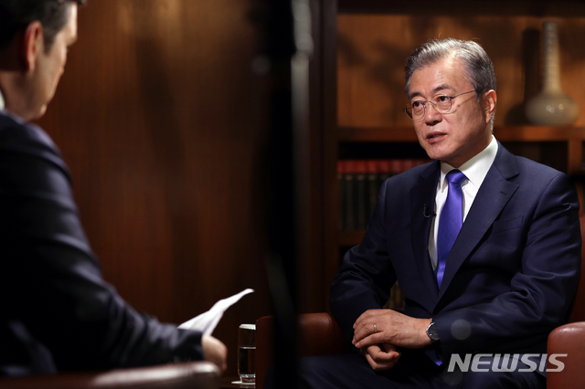 【뉴욕=뉴시스】박진희 기자 = 제73차 유엔총회 참석을 위해 뉴욕을 방문 중인 문재인 대통령이 25일 오전(현지시간) 파커 뉴욕 호텔에서 미국 FOX 뉴스와 인터뷰를 하고 있다. 2018.09.25. pak7130@newsis.com