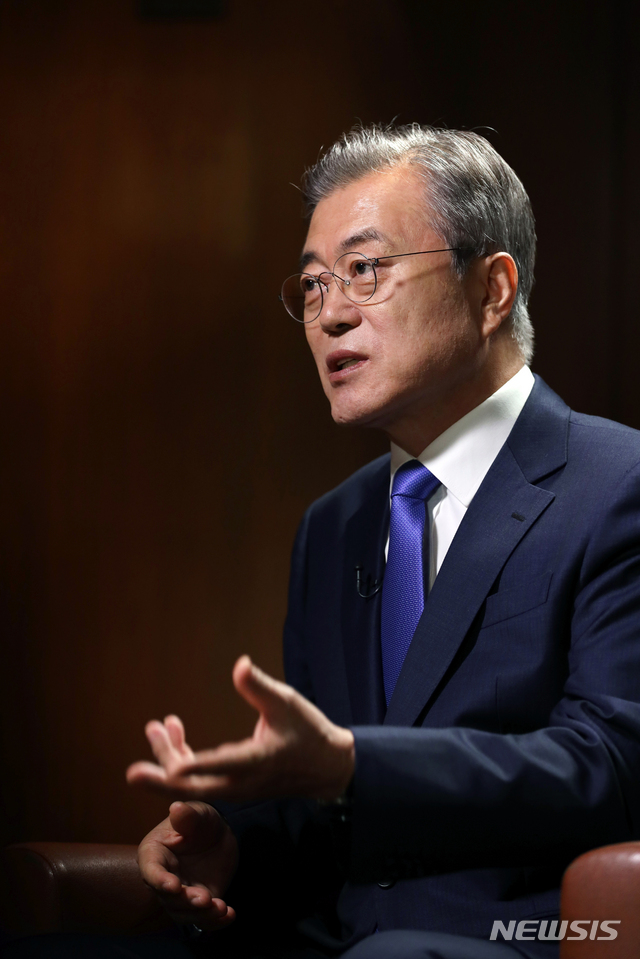 【뉴욕=뉴시스】박진희 기자 = 제73차 유엔총회 참석을 위해 뉴욕을 방문 중인 문재인 대통령이 지난 달 25일 오전(현지시간) 파커 뉴욕 호텔에서 미국 FOX 뉴스와 인터뷰를 하고 있다. 2018.09.25.pak7130@newsis.com