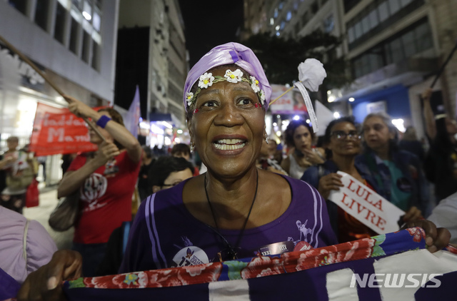 【상파울루(브라질)=AP/뉴시스】25일 브라질 상파울루에서 열린 대통령선거 유세에서 노동자당의 페르난도 하다드 후보를 지지하는 여성들이 행진을 하고 있다. 브라질 대법원은 26일 생체 인식을 위해 지문을 등록하지 않은 약 340만명의 유권자들에 대해 다음달 대선에서 투표하는 것을 금지하기로 결정했다. 이는 대선에 영향을 미칠 것으로 예상된다. 2018.9.27