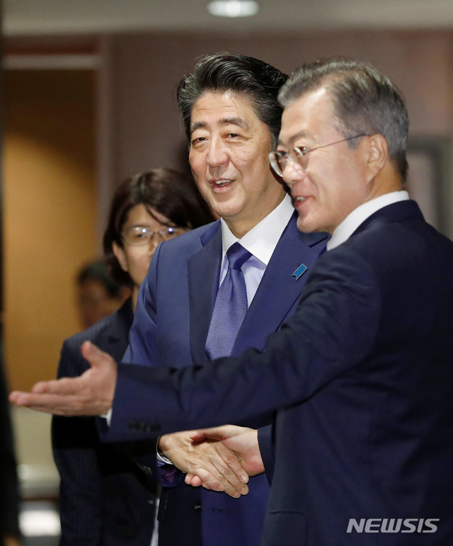 【 유엔=교도·AP/뉴시스】문재인 대통령과 아베 총리가 25일(현지시간) 유엔총회가 열리고 있는 미국 뉴욕에서 만나 악수하고 있다. 2018/.09.26