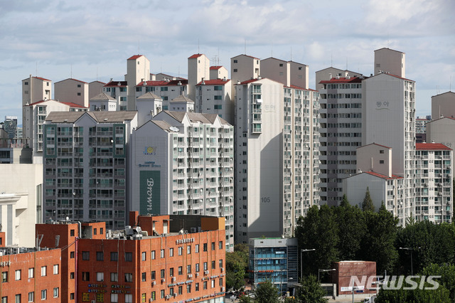 【서울=뉴시스】김선웅 기자 = 아파트 실거래가격지수가 역대 최고치를 기록했다. 국가통계포털에 공개된 한국감정원의 '아파트 실거래 가격지수'에 따르면 지난 6월 아파트 실거래 가격지수는 188.1로 지난 2006년 1월 부터 시작된 조사(당시 가격기준 100) 이후 최고치를 기록했다. 한편 통계청에 따르면 20~30대 가구주가 월평균 소득에서 실제 자유롭게 쓸수 있는 금액을 약 360만원으로 기준치를 잡고 아파트 가격을 순서대로 나열했을 때 정 가운데 있는 가격(중위가격)을 약 6억6천만원으로 잡는다면 돈 한푼 쓰지 않고 15년 이상 모아야 서울에서 아파트를 겨우 마련할 수 있는 것으로 나타났다. 26일 서울 시내 아파트 단지의 모습. 2018.09.26.&nbsp; mangusta@newsis.com