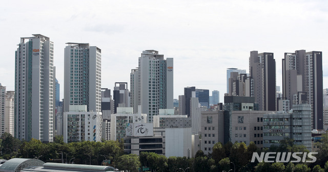 【서울=뉴시스】김선웅 기자 = 아파트 실거래가격지수가 역대 최고치를 기록했다. 국가통계포털에 공개된 한국감정원의 '아파트 실거래 가격지수'에 따르면 지난 6월 아파트 실거래 가격지수는 188.1로 지난 2006년 1월 부터 시작된 조사(당시 가격기준 100) 이후 최고치를 기록했다. 한편 통계청에 따르면 20~30대 가구주가 월평균 소득에서 실제 자유롭게 쓸수 있는 금액을 약 360만원으로 기준치를 잡고 아파트 가격을 순서대로 나열했을 때 정 가운데 있는 가격(중위가격)을 약 6억6천만원으로 잡는다면 돈 한푼 쓰지 않고 15년 이상 모아야 서울에서 아파트를 겨우 마련할 수 있는 것으로 나타났다. 26일 서울 시내 아파트 단지의 모습. 2018.09.26. mangusta@newsis.com
