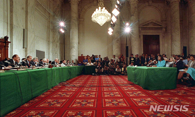 【워싱턴=AP/뉴시스】브렛 캐버노 미국 연방대법관 지명자로부터 약 35년전 성폭행을 당할 뻔했다고 폭로한 크리스틴 포드 교수가 27일 상원 법사위 청문회에서 증언한다. 사진은 1991년 10월 11일 상원 법사위에서 애니타 힐(오른쪽)이 토머스 클래런스 대법관 지명자로부터 성추행을 당했다고 증언하고 있는 모습. 힐의 주장에도 불구하고 클래런스는 상원의 인준을 받아 현재까지 대법관으로 재직 중이다. 2018.09.26