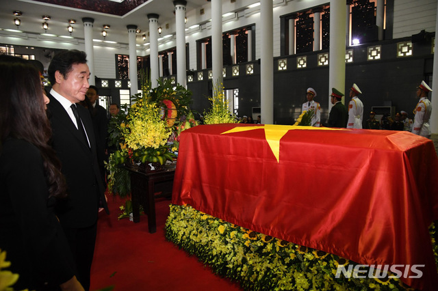 【서울=뉴시스】이낙연 국무총리가 26일 베트남 하노이시에 마련된 고(故) 쩐 다이 꽝 베트남 국가주석 빈소를 찾아 조문하고 있다. 2018.09.26.(사진=국무총리실 제공) photo@newsis.com