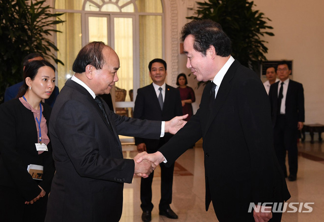 【서울=뉴시스】고(故) 쩐 다이 꽝 베트남 국가주석 조문을 위해 베트남을 찾은 이낙연 국무총리가 26일 응우옌 쑤언 푹 베트남 총리를 만나 악수하고 있다. 2018.09.26.(사진=국무총리실 제공) photo@newsis.com