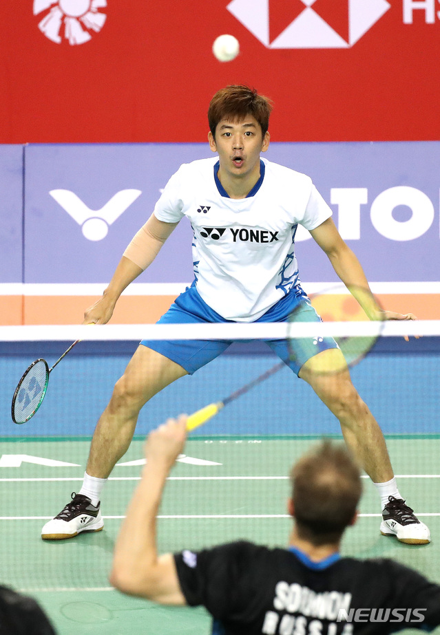 【서울=뉴시스】김선웅 기자 = 26일 서울 송파구 올림픽공원 SK핸드볼경기장에서 열린 2018 빅터 코리아오픈 배드민턴 월드투어 본선 32강전 한국 이용대-김기정 대 러시아 블라디미르 이바노프-이반 소조노프의 경기, 이용대가 수비를 준비하고 있다. 2018.09.26. mangusta@newsis.com