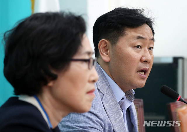 【서울=뉴시스】홍효식 기자 = 바른미래당 김관영 원내대표가 26일 오후 서울 여의도 국회에서 추석 민심 관련 브리핑을 하고 있다. 왼쪽은 김삼화 수석대변인. 2018.09.26. yesphoto@newsis.com