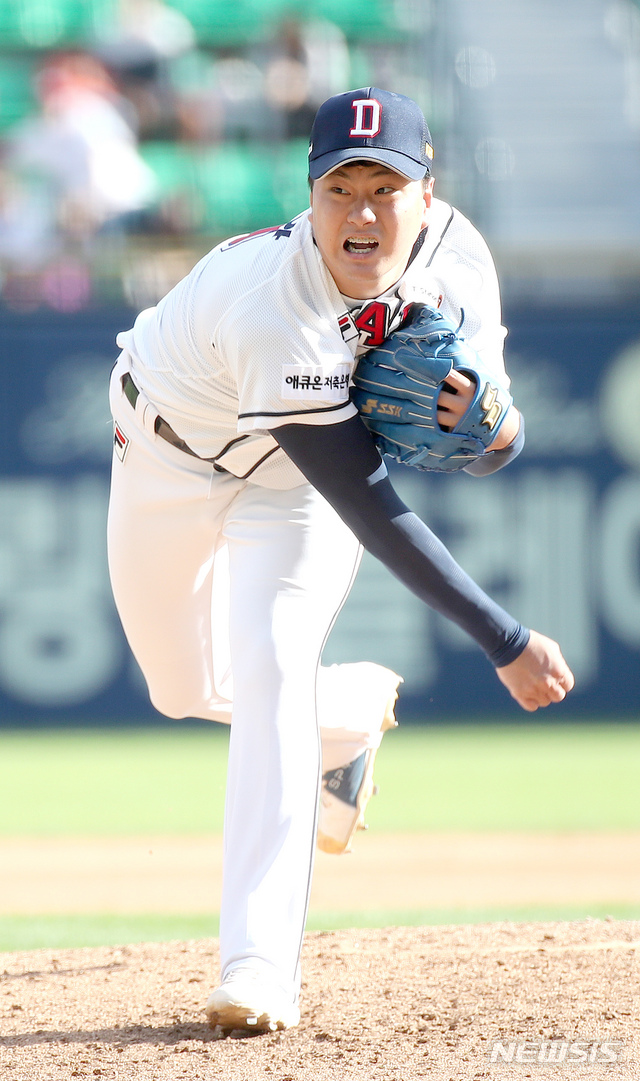 【서울=뉴시스】김선웅 기자 = 26일 서울 송파구 잠실야구장에서 열린 KBO 리그 두산 베어스와 넥센 히어로즈의 경기, 6회초 두산 선발 이영하가 역투하고 있다. 2018.09.26. mangusta@newsis.com