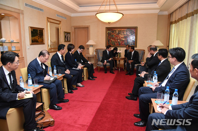 【서울=뉴시스】고(故) 쩐 다이 꽝 베트남 국가주석 조문을 위해 베트남을 찾은 이낙연 국무총리가 26일 베트남 하노이에서 캄보디아 훈센 총리를 만나 양자회담을 하고 있다. 2018.09.26.(사진=국무총리실 제공) photo@newsis.com