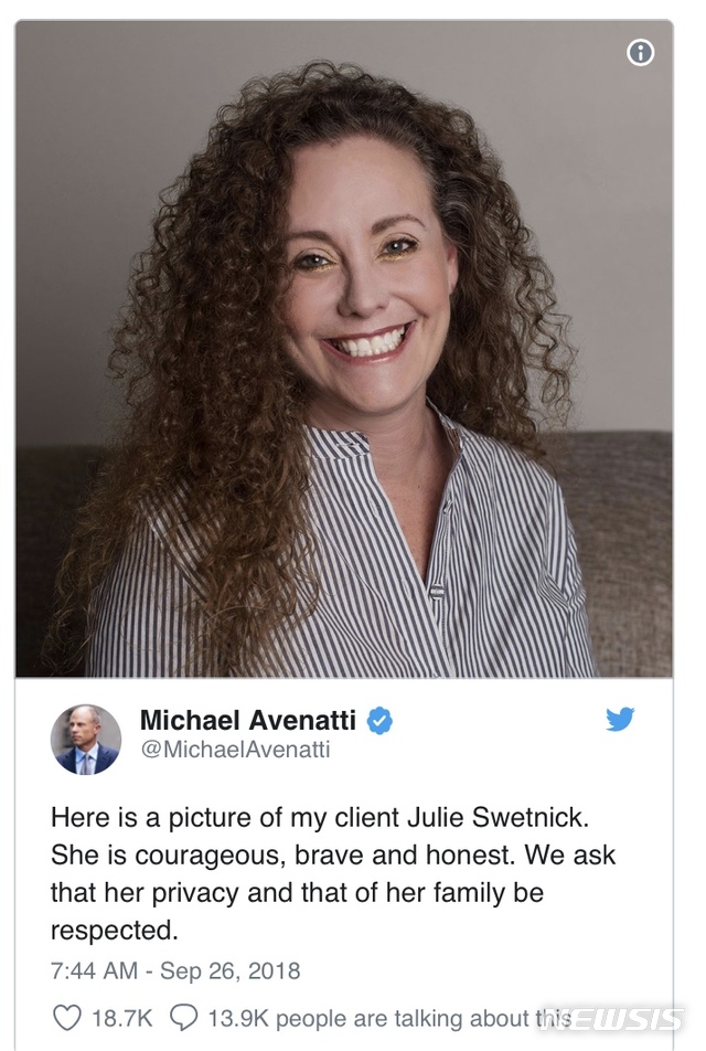 【로스앤젤레스=뉴시스】 워싱턴포스트는 26일(현지시간) 줄리 스웨트닉이란 여성이 고등학교 시절인 1982년 한 하우스 파티에서 벌어진 집단윤간 현장에 브렛 캐버노가 술에 만취해 연루돼 있었다고 변호사 마이클 아베나티를 통해 주장했다. 사진은 아베나티 변호사가 자신의 트위터를 통해 공개한 스웨트닉의 모습. <사진출처=마이클 아베나티 변호사 트위터 캡처> 2018.09.26