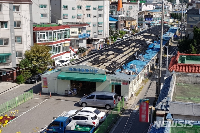 "역사 속으로"…부천 원종동 베르네풍물시장 철거
